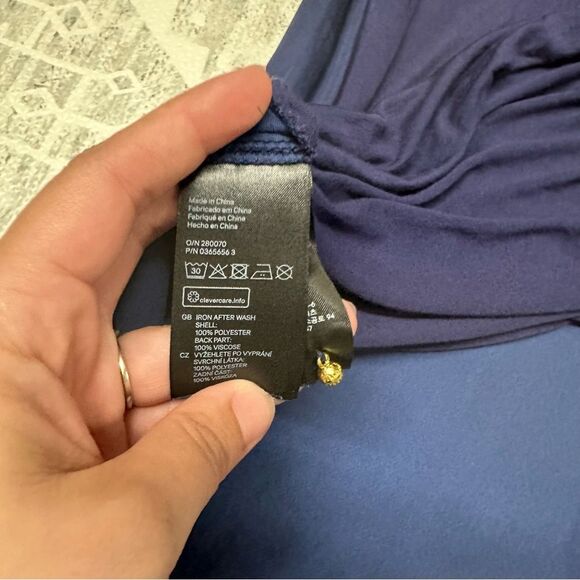 H&M Blue Satin Sleeveless Career V Neck Tank Top Blouse with Gold Buttons Size S - Picture 9 of 9